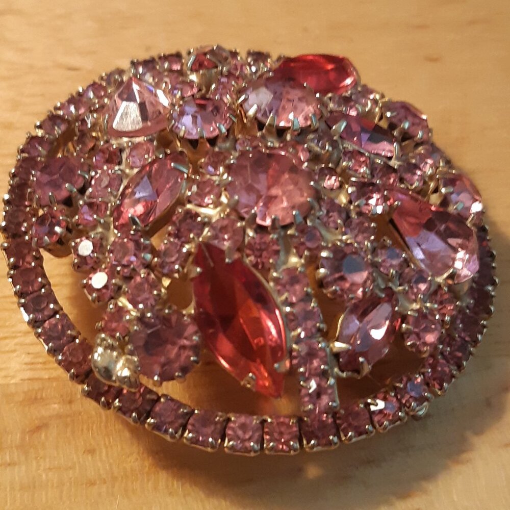 1960s Weiss Pink Rhinestone 2 Inch Circular Domed Vintage Brooch